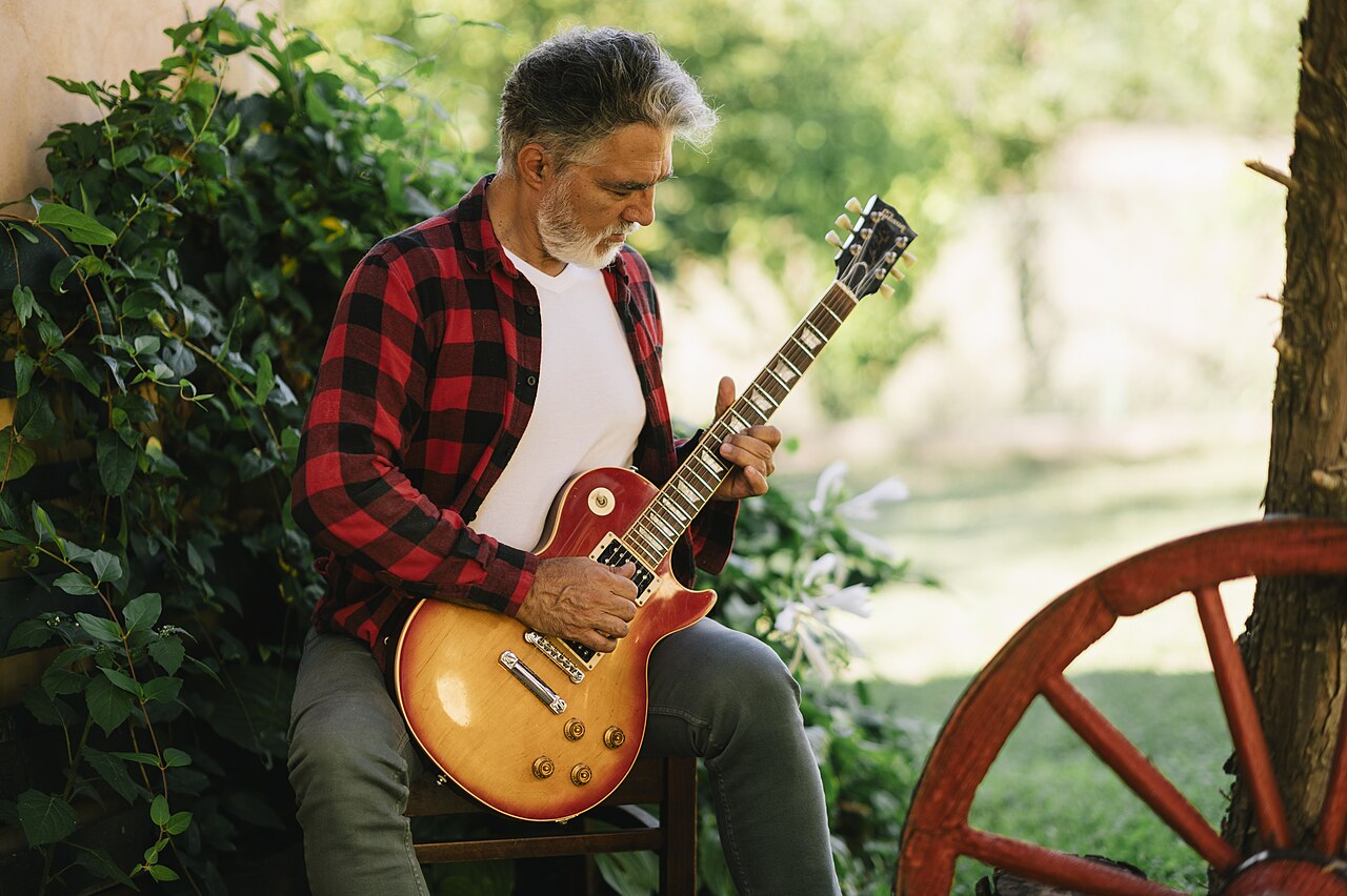 Guitariste en plein exercice en extérieur